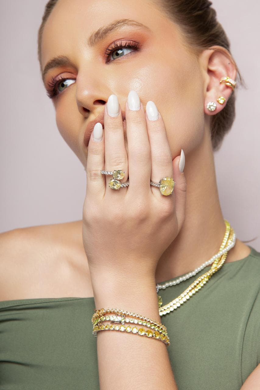 Conjunto SHEFA em cena editorial com tons marfim e champagne